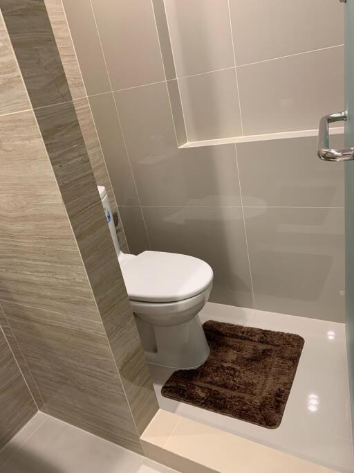 Modern bathroom with toilet and bath mat