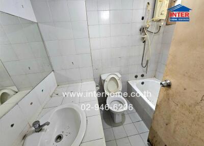 Small bathroom with basic amenities