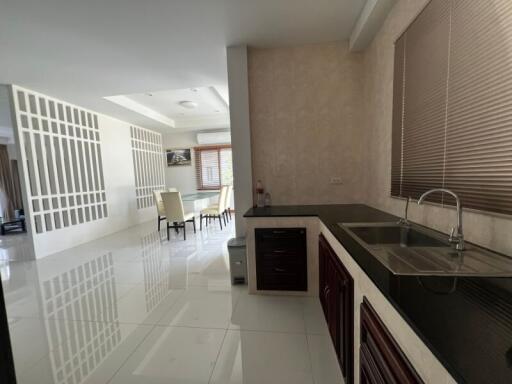 Modern kitchen with an open view to the dining area