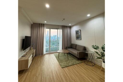 Condo for Rent at Circle Condominium