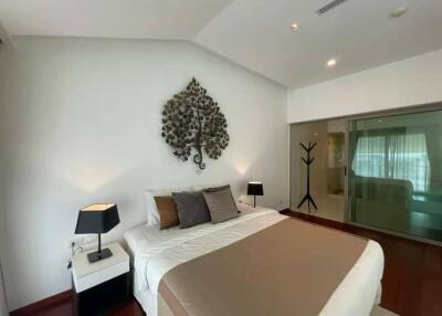 Contemporary styled bedroom with bed and decorative elements