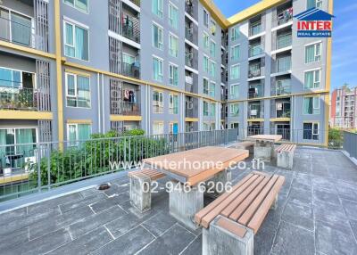 Outdoor common area with seating in an apartment complex