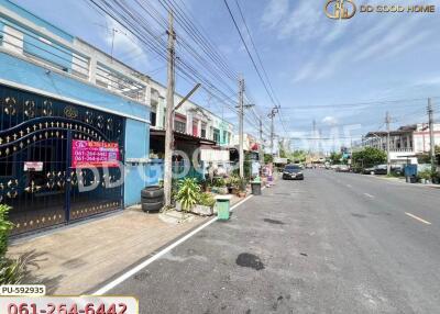 Street view of neighborhood with townhouses