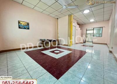 Spacious living room with tiled flooring and ceiling fan