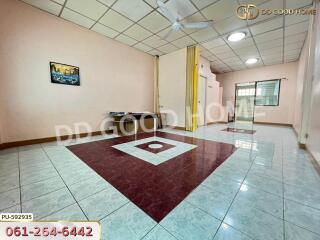 Spacious living room with tiled flooring and ceiling fan