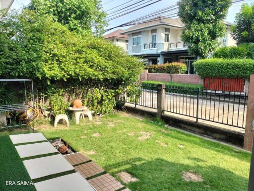 well-maintained garden with view of neighboring houses