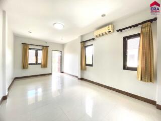 Spacious living room with large windows and modern finishes