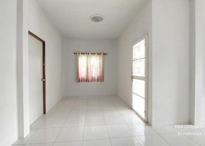 Bright, unfurnished room with window