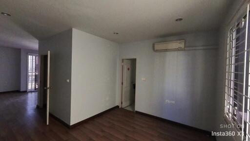 Townhouse for Rent at Number One Housing Wongwaen Bangna-Ram 2