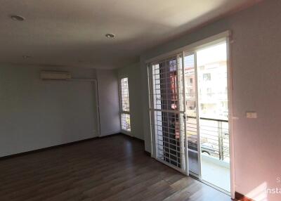 Townhouse for Rent at Number One Housing Wongwaen Bangna-Ram 2