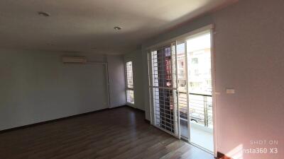 Townhouse for Rent at Number One Housing Wongwaen Bangna-Ram 2