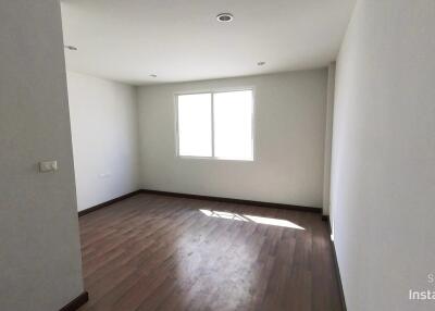 Townhouse for Rent at Number One Housing Wongwaen Bangna-Ram 2