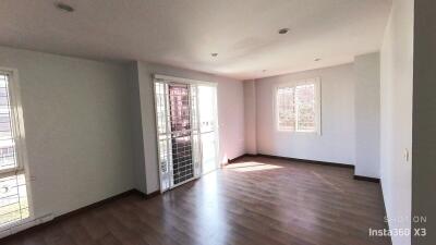 Townhouse for Rent at Number One Housing Wongwaen Bangna-Ram 2