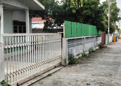 Front view of property with gate and driveway