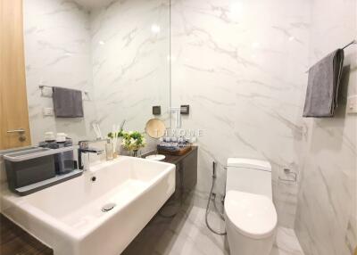 Modern bathroom with marble walls