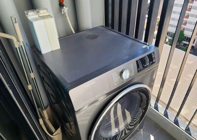 Laundry area with washing machine
