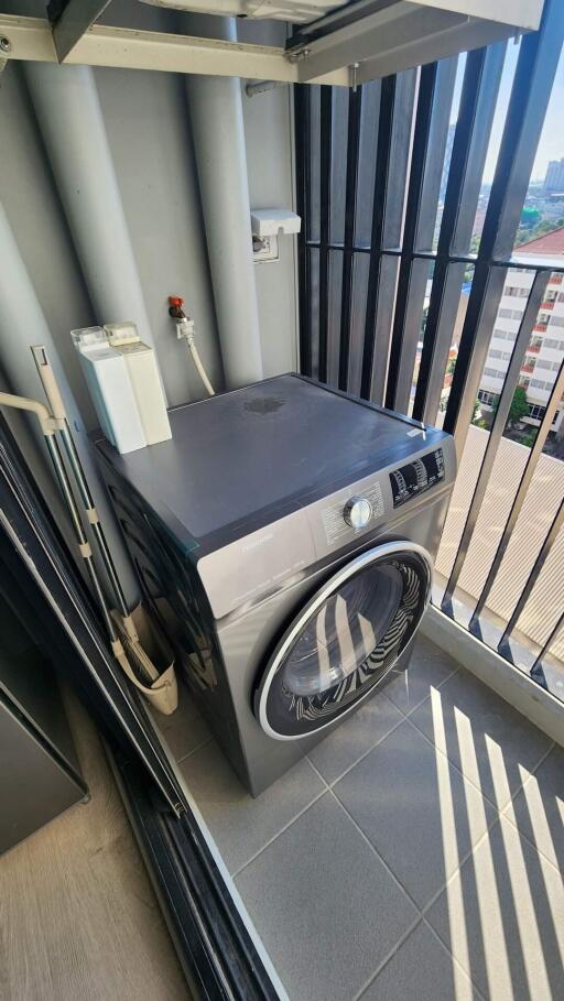 Laundry area with washing machine