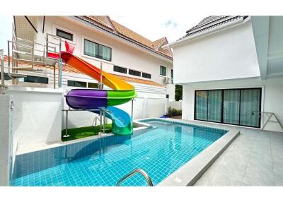 420 Sqm., 5 Beds, 6 Baths Townhouse listed for ฿ 150,000./Month