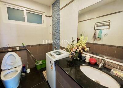 บ้าน ขาย 4 ห้องนอน 440 ตร.ม. ที่ดิน 660 m² ใน  Amorn Village, Pattaya