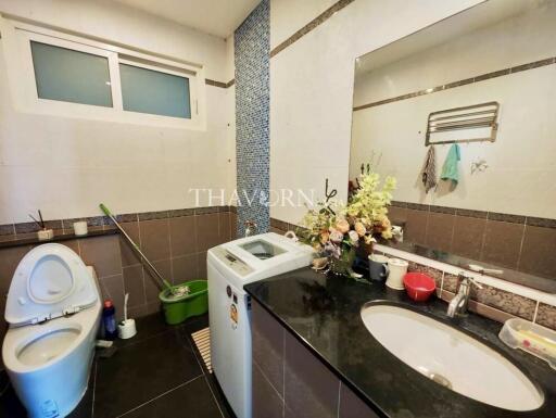 บ้าน ขาย 4 ห้องนอน 440 ตร.ม. ที่ดิน 660 m² ใน  Amorn Village, Pattaya