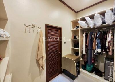 บ้าน ขาย 4 ห้องนอน 440 ตร.ม. ที่ดิน 660 m² ใน  Amorn Village, Pattaya