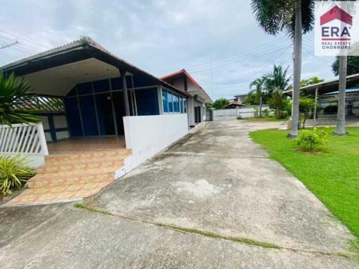 View of residential building with driveway and garden