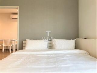 Image of a modern and minimalistic bedroom with a large bed