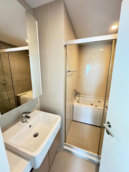 Modern bathroom with sink, mirror, and bathtub