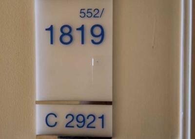 Building unit number sign