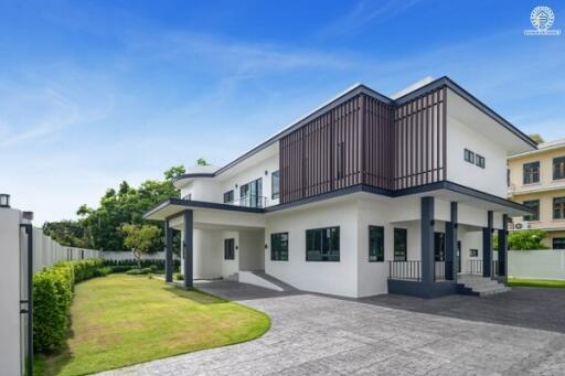 Modern two-story house with a spacious lawn and contemporary design