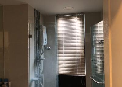 Bathroom with shower and window blinds