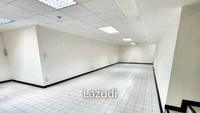 Retail space for rent in Watthana