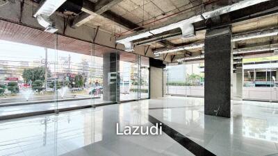 Retail space for rent in Watthana