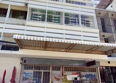 Commercial building for rent in Klongtoey