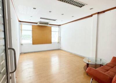 Commercial building for rent in Klongtoey