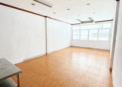 Commercial building for rent in Klongtoey