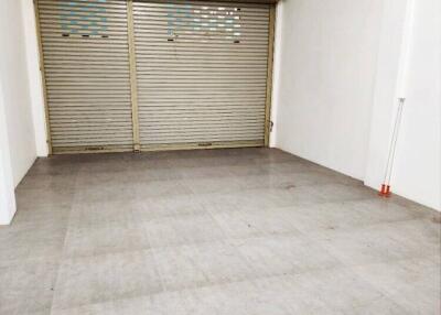 Versatile Commercial Building in Prime Yaowarat Location