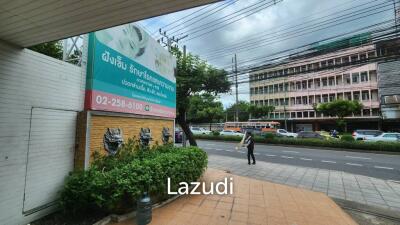 Rama IV Main Road Frontage: 200sqm Ideal for Clinic, Spa, or Salon