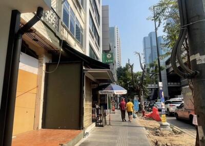 5-Storey Building with Roof Deck for Rent in Prime Location near BTS Chong Nonsi, Perfect for Restaurant or Cafe