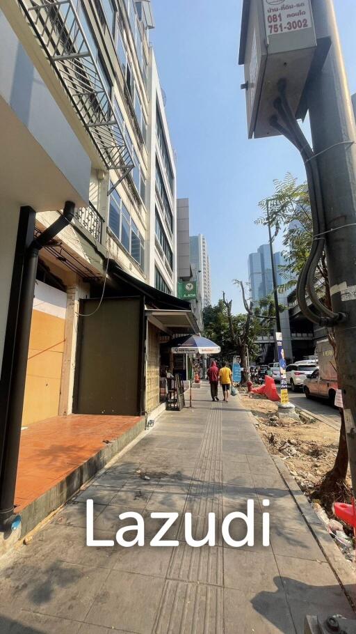 5-Storey Building with Roof Deck for Rent in Prime Location near BTS Chong Nonsi, Perfect for Restaurant or Cafe