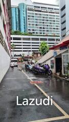 Large Retail space for lease in the busy Sukhumvit Soi 11 behind Burger King