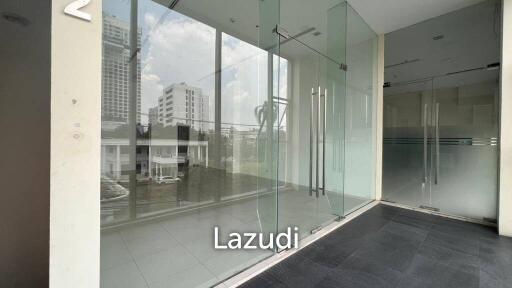 Second Floor Retail Space in Phrom Phong area