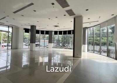 Spacious 215 sqm showroom with great light at 39 Boulevard in Bangkok