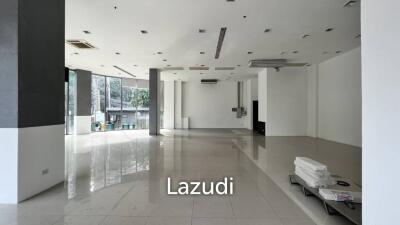 Spacious 215 sqm showroom with great light at 39 Boulevard in Bangkok