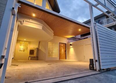 Townhouse for Rent in 14 Pridi Banomyong