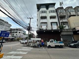 Street view of a commercial building