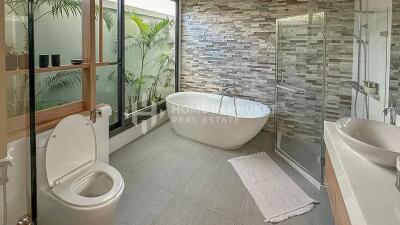 Modern 3-Bed Pool Villa in Pasak, Cherng Talay