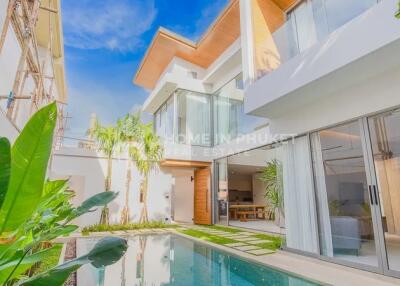 Contemporary 3-Bed Pool Villa in Pasak