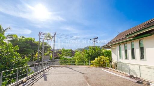 Modern Thai-Style Villa Near Beach