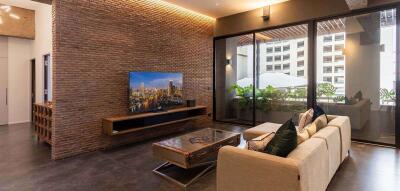 High-end spacious condominium for sale in prime Phromphong area